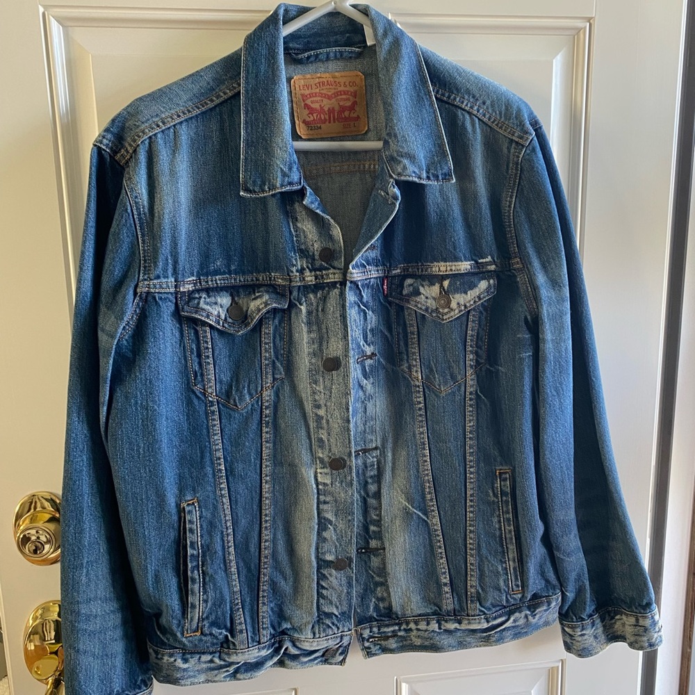 74. Men’s Levi’s Button Front Denim Jacket NWOT